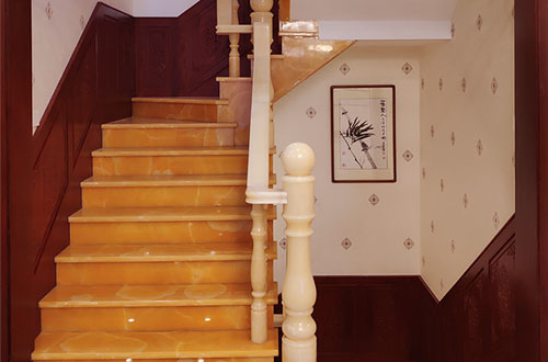 南康中式别墅室内汉白玉石楼梯的定制安装装饰效果